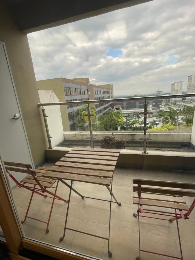 Spacious Luxury Condo W/ Kitchen Beside Hilton Clark D'Heights Angeles Exterior foto